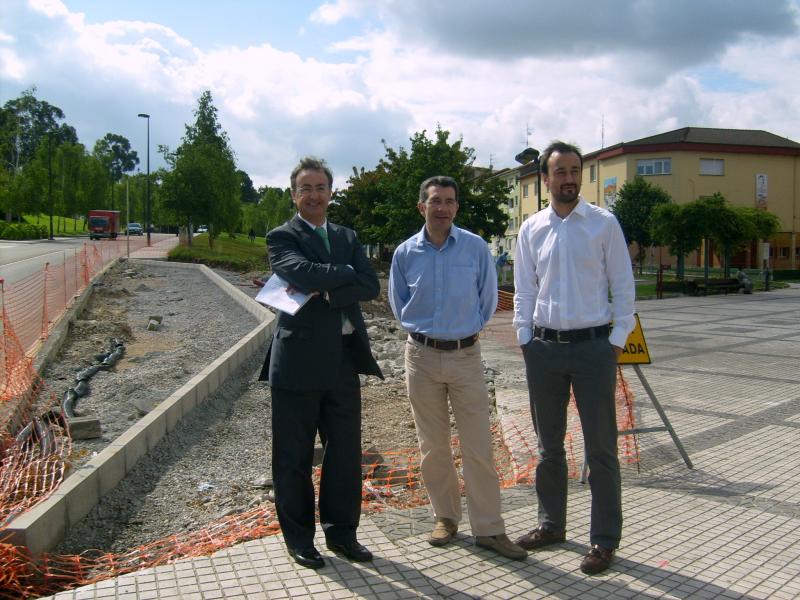 Pedro G. Carmona, Pedro P. Noriega y Javier L. Estrada junto a las obras paralizadas de la marquesina de la Habana Vieja