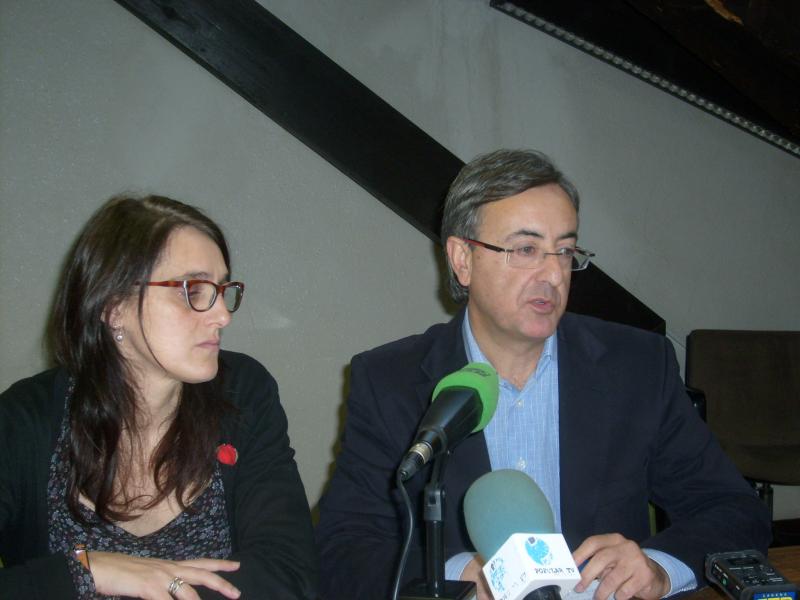 Lidia R. Salm?n y Pedro G. Carmona en rueda de prensa