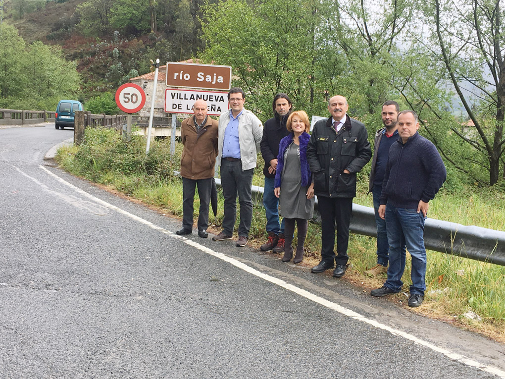 Representantes del PRC en la comarca del Saja con José María Mazón durante una visita a la zona.