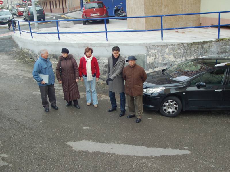 Los concejales Francisco Siera y Concepci?n Solanas junto a vecinos de la zona