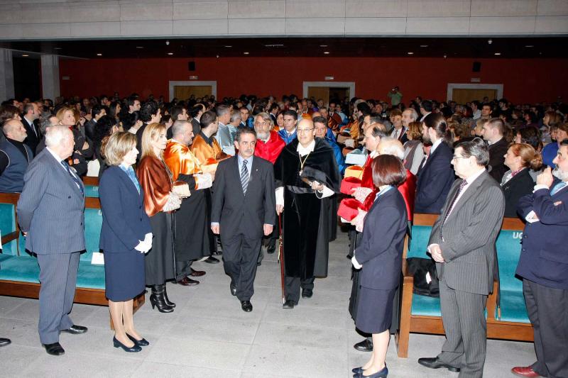 Revilla momentos antes de su discurso en la Universidad de Cantabria