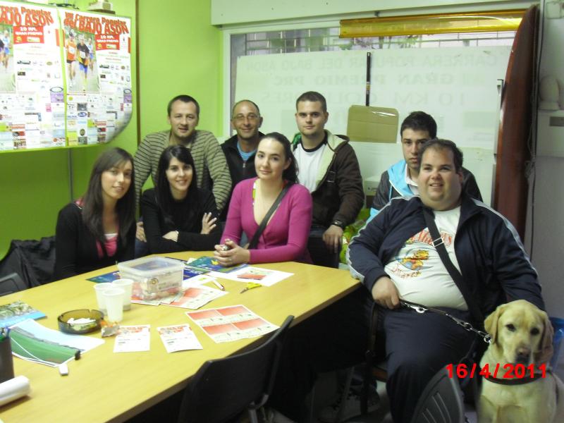 Jovenes de Colindres con representantes del PRC local