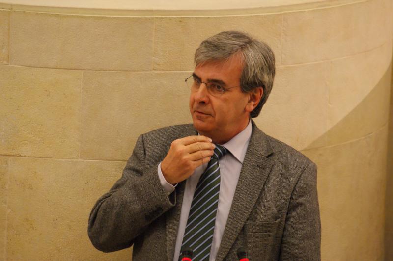 El portavoz del Grupo Regionalista, Rafael de la Sierra, durante su intervenci?n ante el Pleno del Parlamento