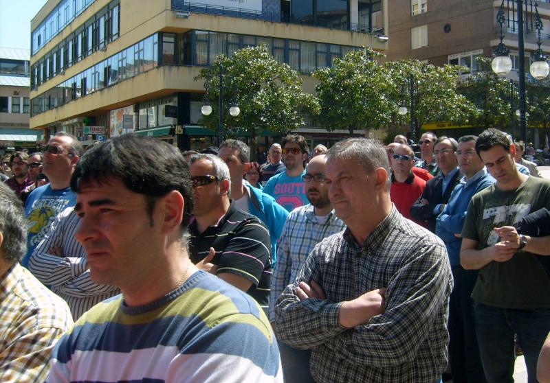 Pedro G. Carmona y Pedro P. Noriega en una concentraci?n junto a trabajadores de Sniace