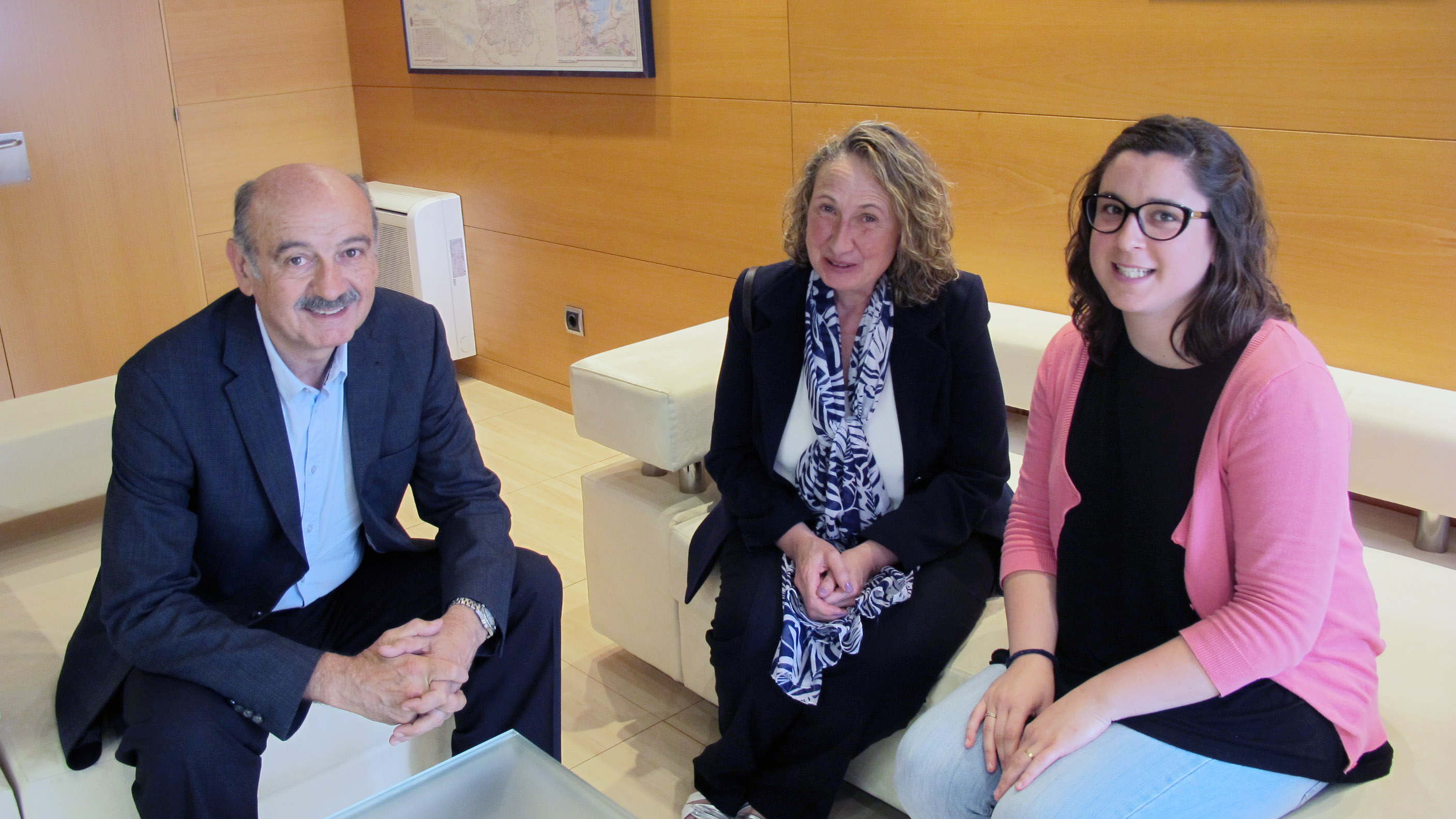 Elena Piñera y Ainhoa Gutiérrez, a la derecha, junto al consejero de Obras Públicas, José María Mazón.