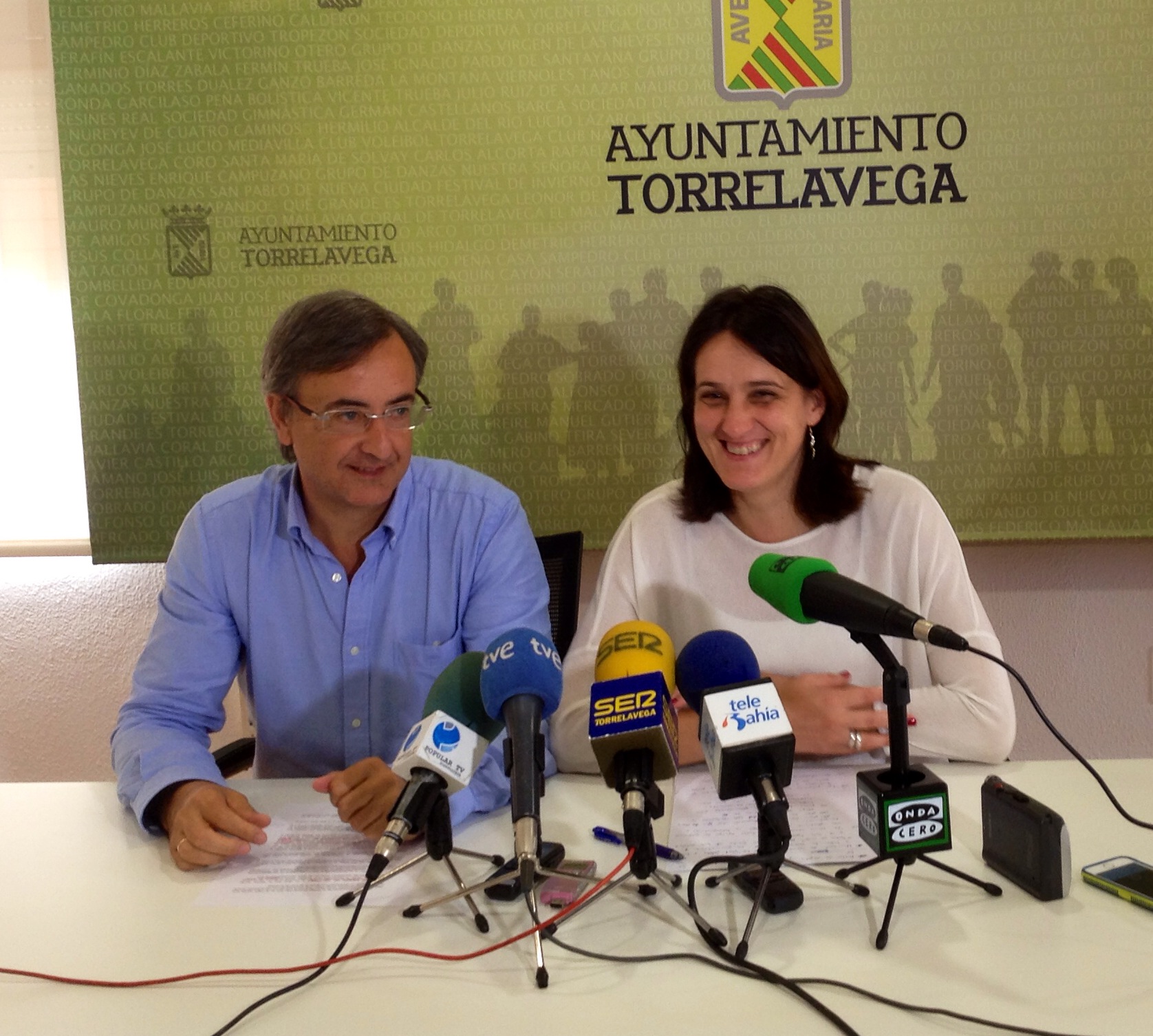 Lidia R. Salm?n y Pedro G. Carmona en rueda de prensa