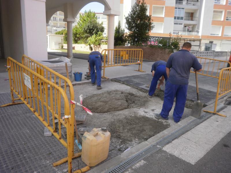 Oficiales de la Brigada de Obras de Colindres realizando una obra