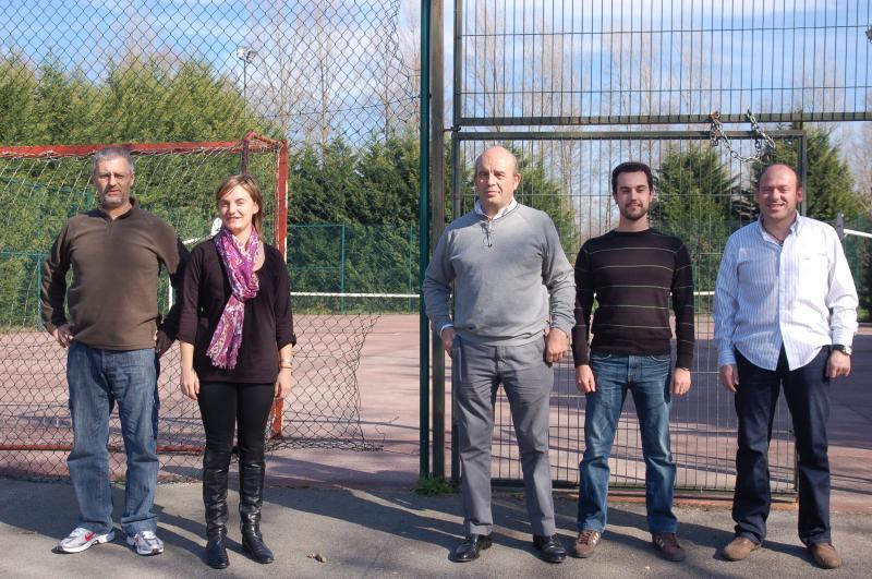 Francisco Prieto, Ana Obreg?n, Miguel Ot?, Samuel Revuelta y ?ngel Cobo en la pista polideportiva de La Encina