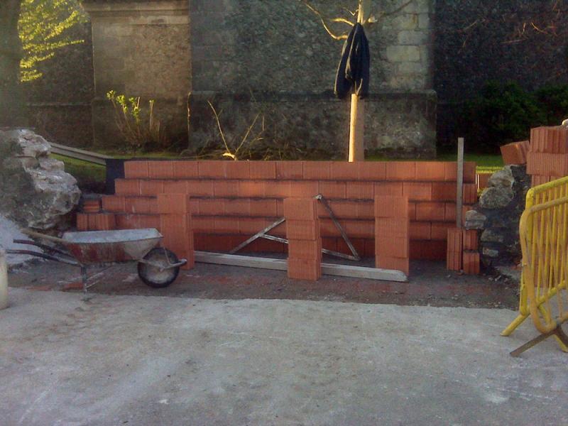 Parte del muro de la iglesia derribado para construir la marquesina de la parada de autob?s