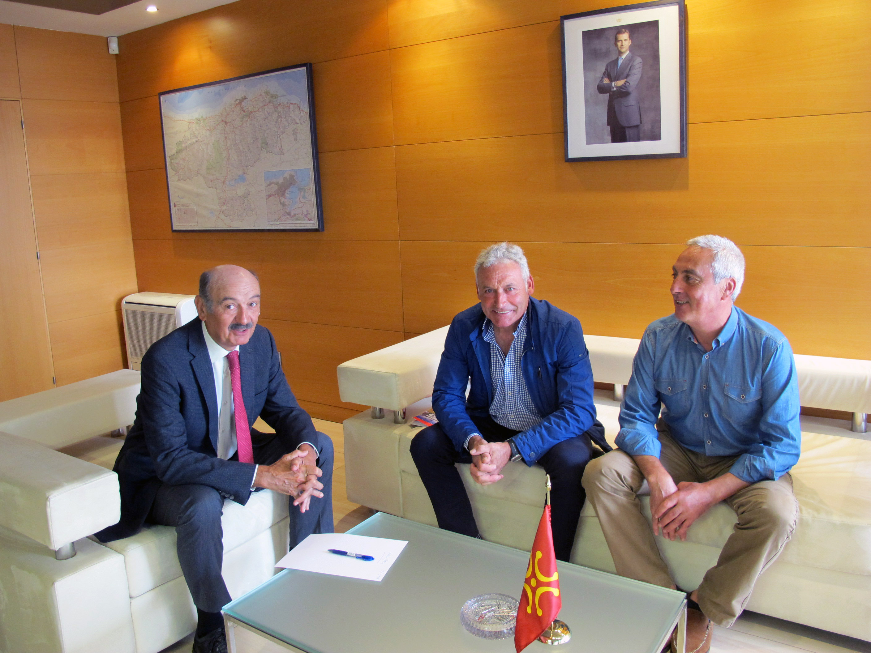 Los representantes de Salces durante la reunión con José María Mazón.