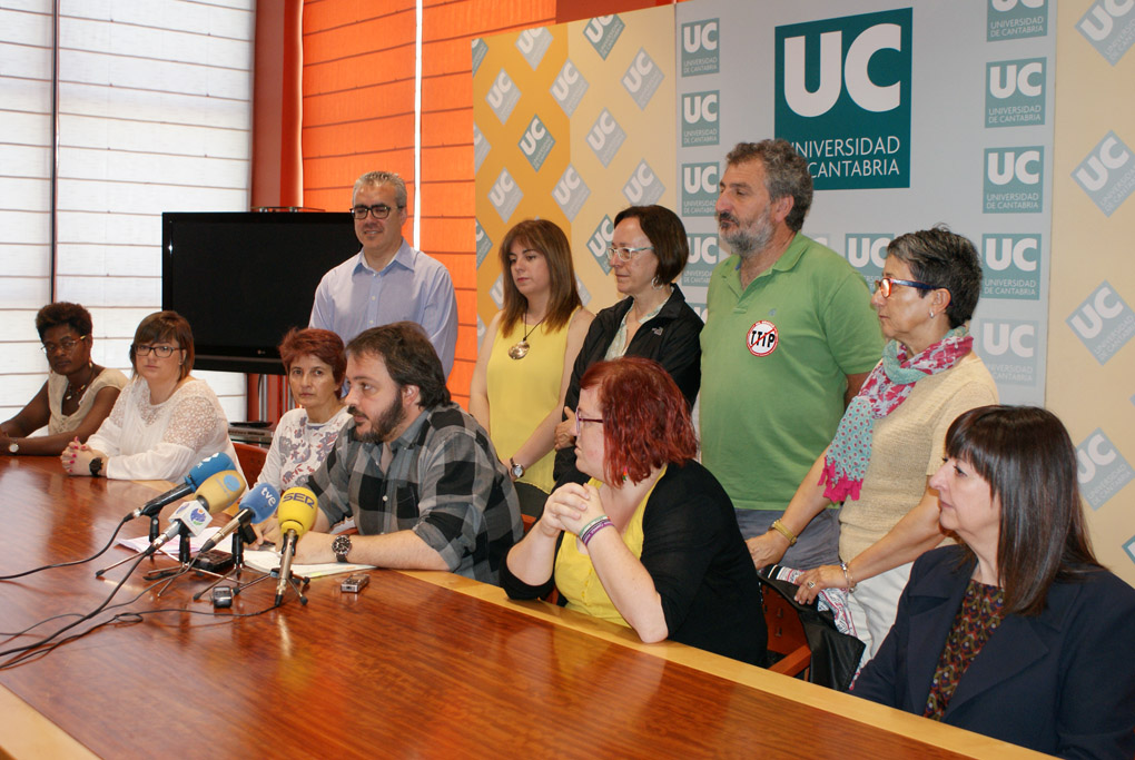 Pedro Hernando, primero de la izquierda, durante la firma del manifiesto.