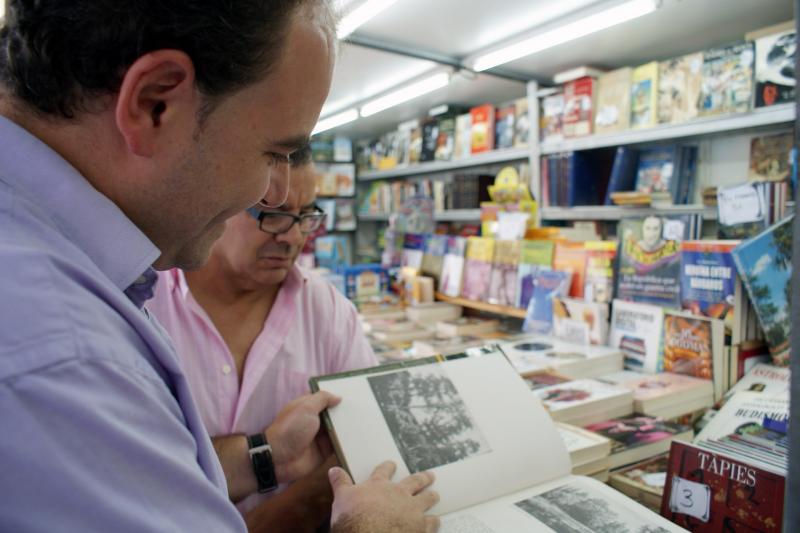 Pedro Diego Hoyo ojea un libro durante su visita a la Feria del Libro Viejo y de Ocasi?n