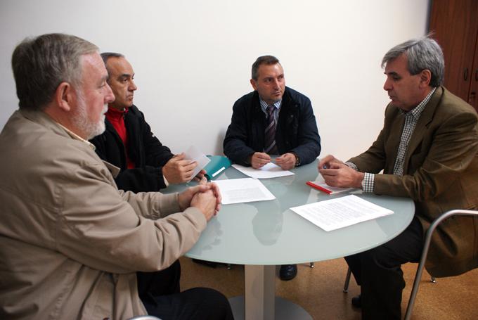 Rafael de la Sierra, a la derecha, con representantes de AMA.