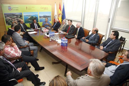 Un momento de la reuni?n mantenida hoy por Revilla con empresarios de Villarcayo