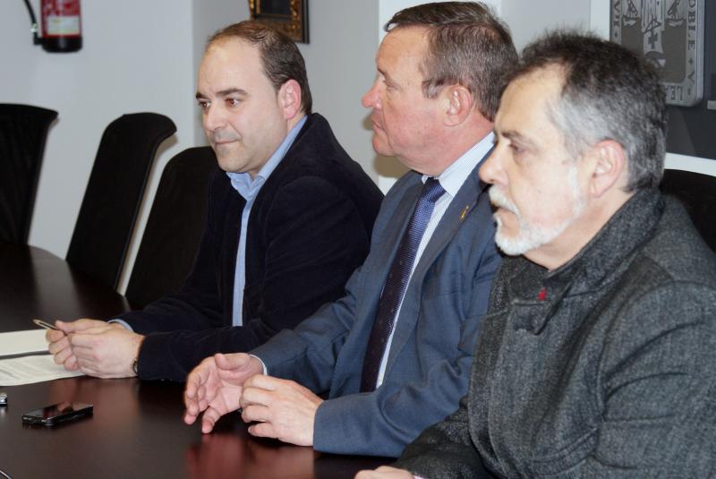 De izquierda a derecha, Pedro Diego, ?ngel Vega y Jos? Miguel Bringas, durante la rueda de prensa que ofrecieron conjuntamente 