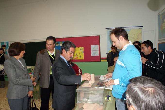 Miguel ?ngel Revilla en el momento de votar