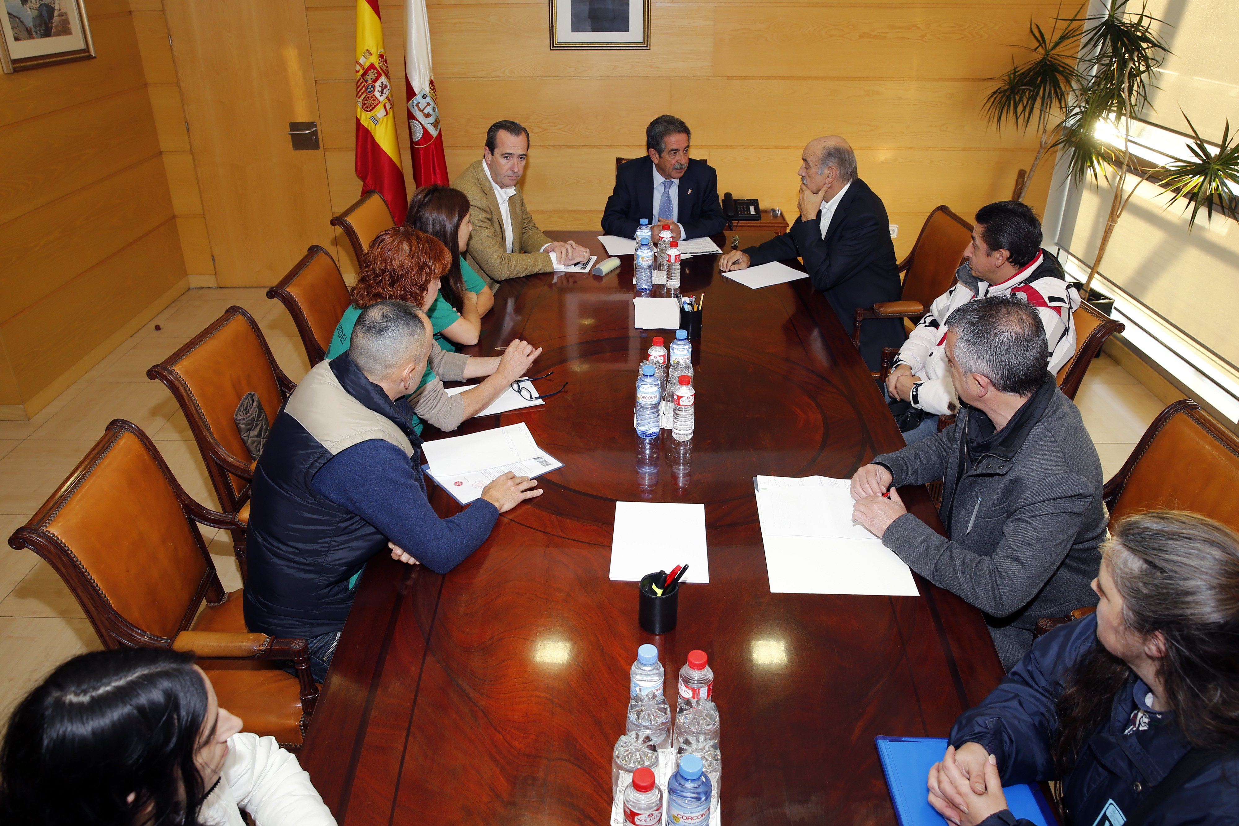 Reunión del presidente y del consejero de Obras Públicas y Vivienda con los representantes de la PAH y Stop Deshaucios. (Foto: José Cavia)