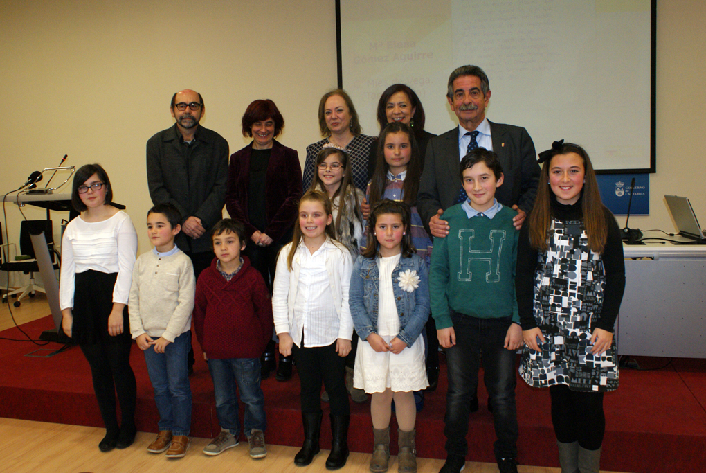 Revilla y Ruiz con los miembros del jurado y los ni?os finalistas del concurso literario infantil