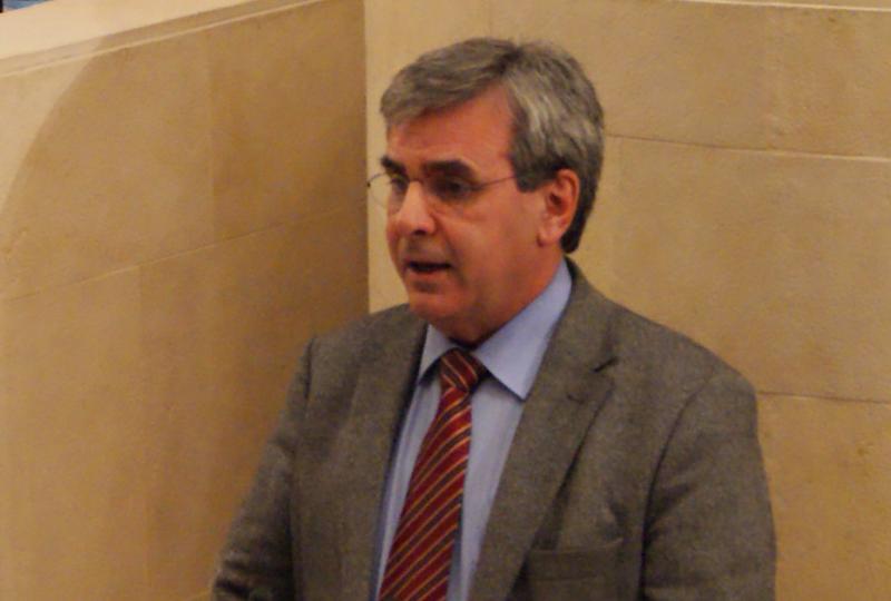 Rafael de la Sierra en la tribuna del Parlamento de Cantabria