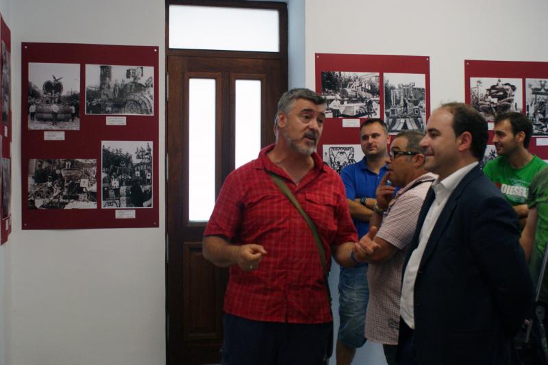 Pedro Diego Hoyo sigue las explicaciones de Alfonso Oru?a en la inauguraci?n de la exposici?n sobre la Batalla de Flores