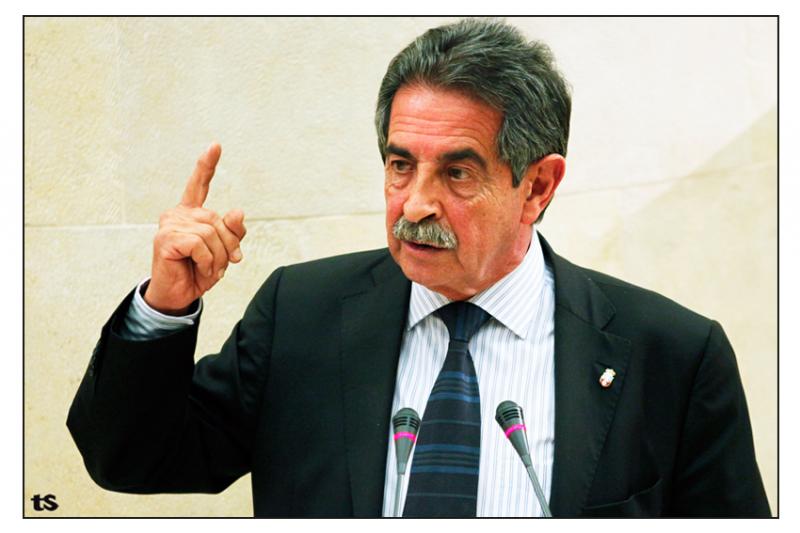 Miguel ?ngel Revilla, esta tarde en el Pleno del Parlamento (Foto: TOM?S BLANCO)