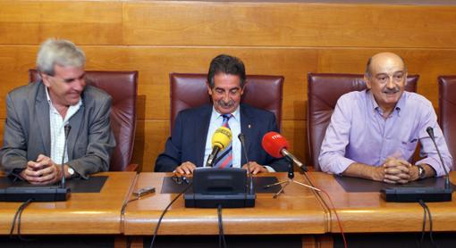 De izquierda a derecha, Rafael de la Sierra, Miguel ?ngel Revilla y Jos? Mar?a Maz?n