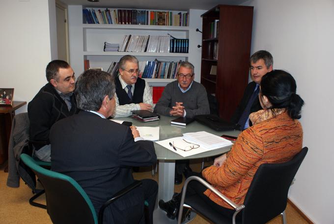Revilla y Bartolom?, de espaldas, durante la reuni?n con representantes de AECOSAL.