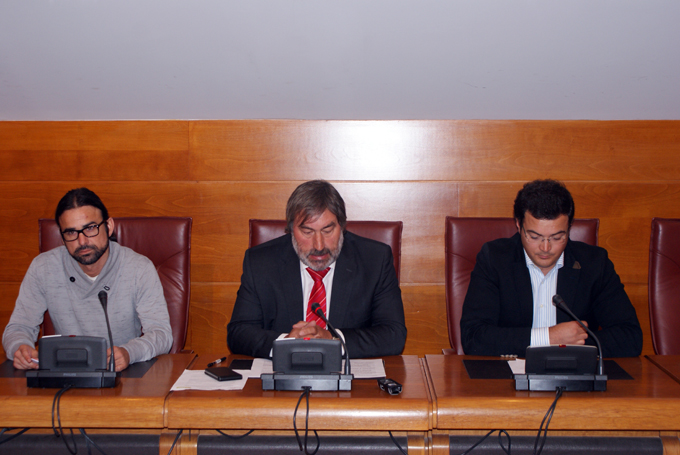 El diputado Fernando Fern?ndez, en el centro, junto a Jorge de Miguel (a su izquierda) y Jaime D?az