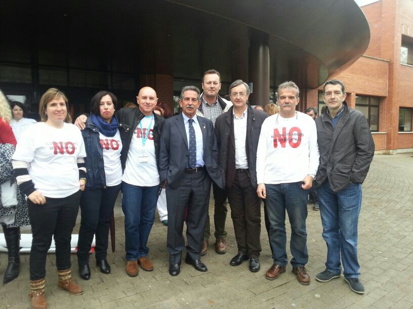 Revilla y Garc?a Carmona en la concentraci?n realizada el pasado 28 de abril en el Hospital Comarcal de Sierrallana 