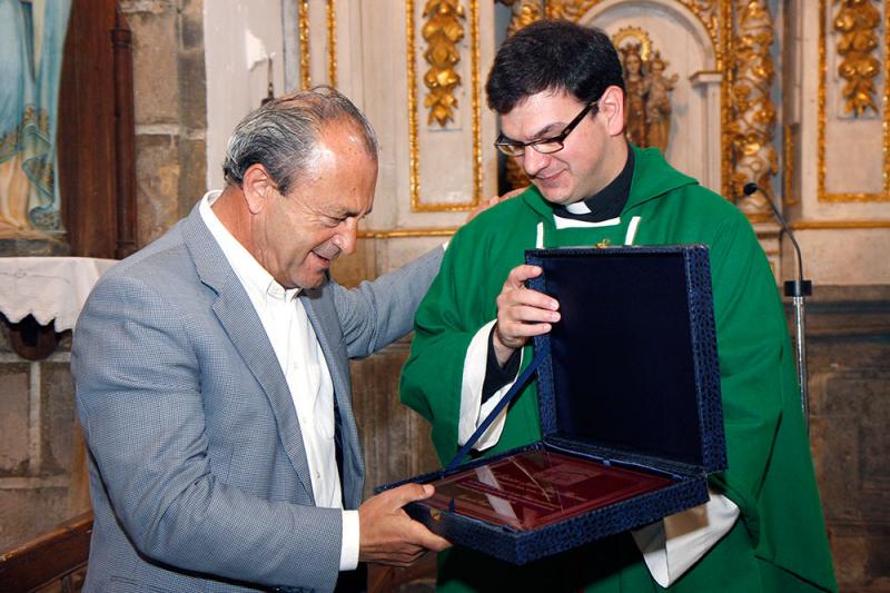 L?pez Marcano, recibiendo una placa por parte del p?rroco