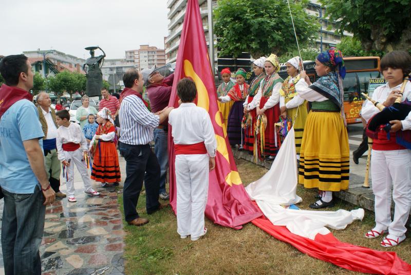 Pedro Diego y Carlos Ruiz durante izado de las banderas
