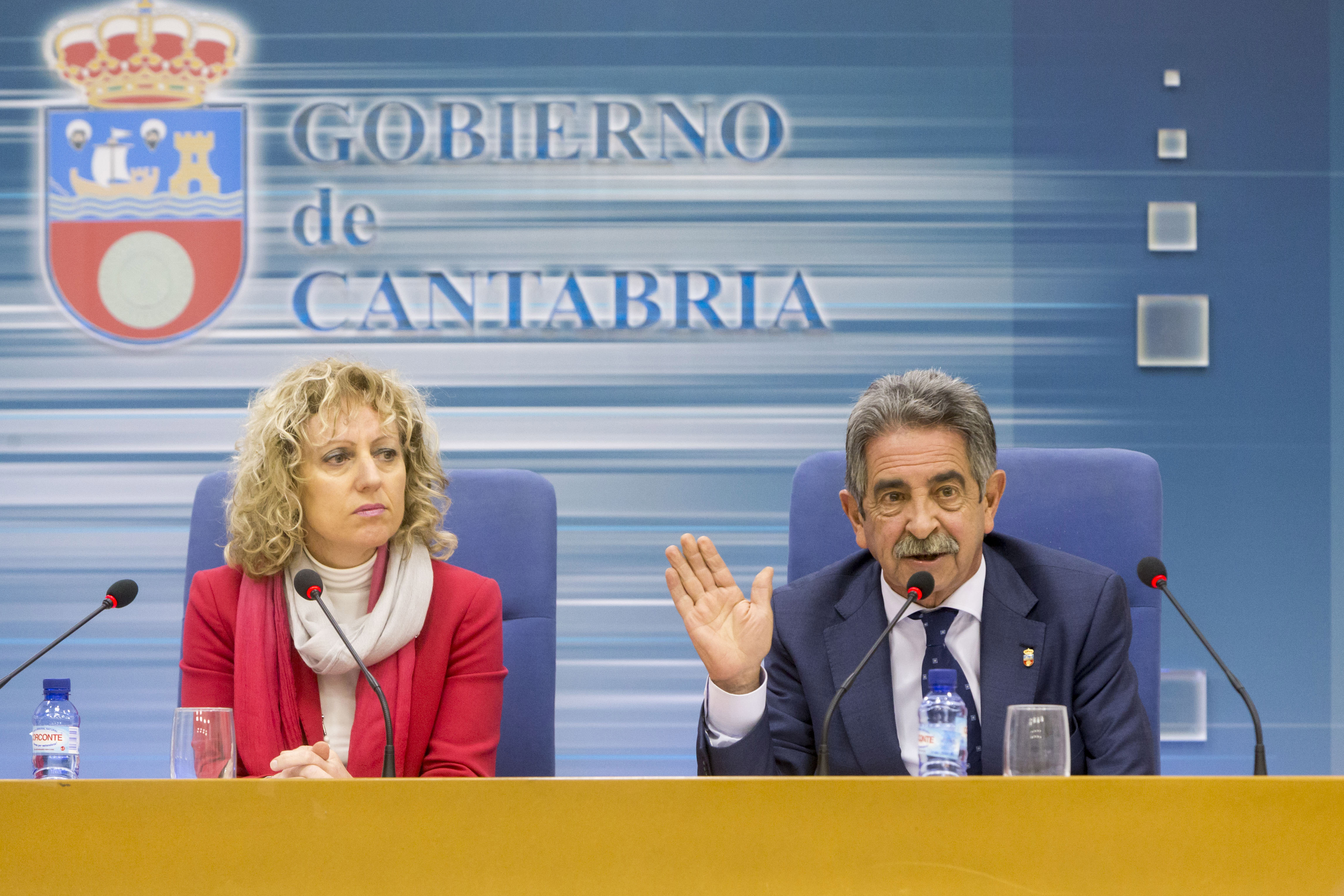 El presidente de Cantabria, Miguel Ángel Revilla, junto a la vicepresidenta, Rosa Eva Díaz Tezanos, durante su comparecencia ante los medios de comunicación. (Foto: Miguel López).
