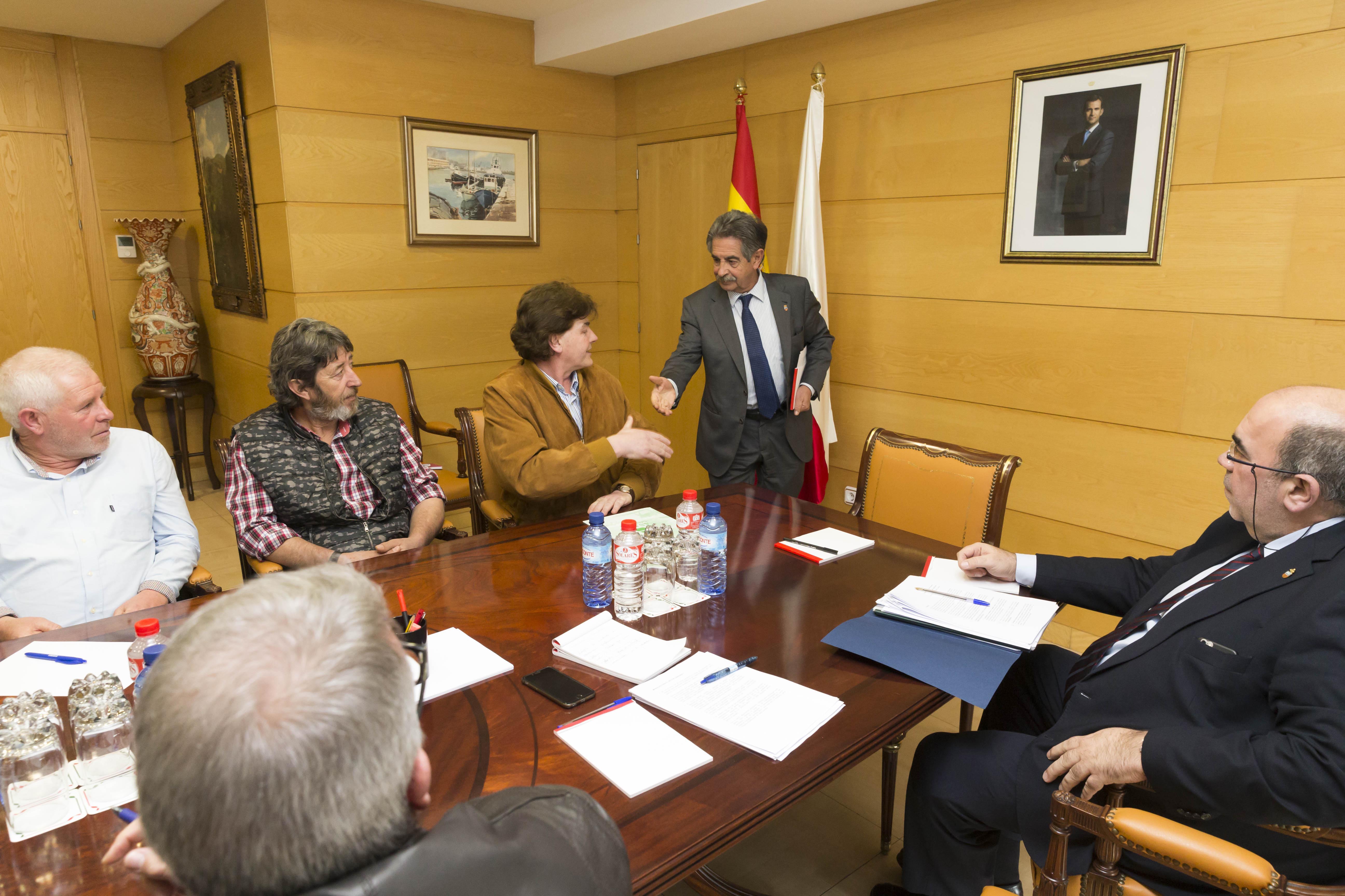 El presidente y el consejero de Medio Rural durante el encuentro con los ganaderos. (Foto: Miguel López. Gabinete Prensa Gobierno de Cantabria).
