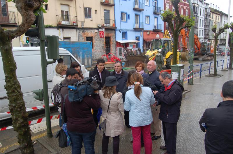 Los concejales regionalistas durante su visita a la calle Alta