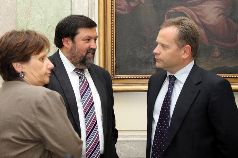 El consejero Vicente Mediavilla conversa con el ministro de Justicia