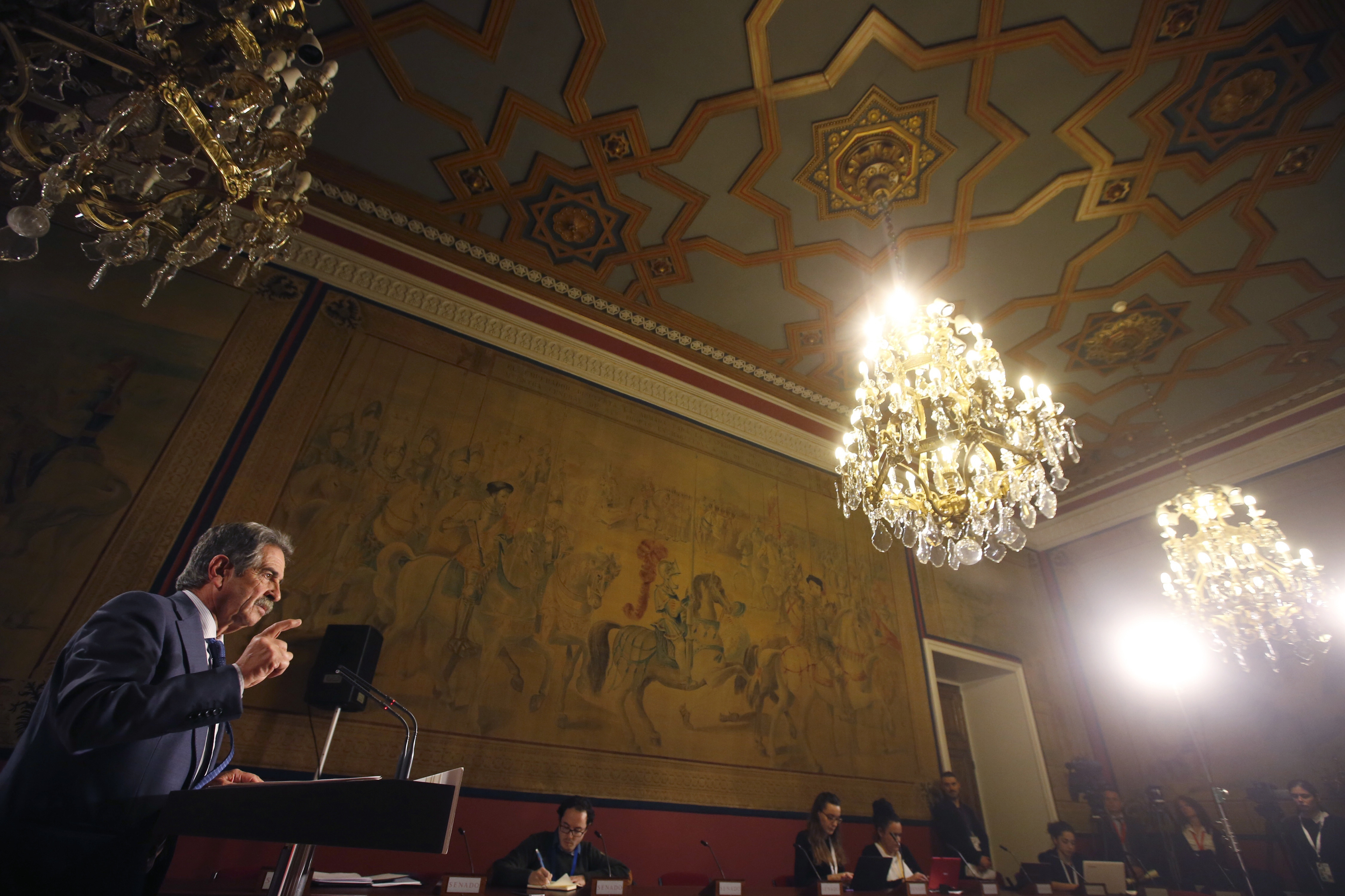 Miguel Ángel Revilla durante su intervención ante los medios de comunicación tras la Conferencia de Presidentes. (FOTO: EFE).