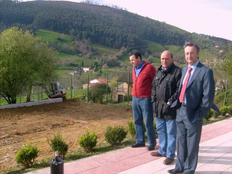 Pedro G. Carmona, Jos? Pozueta y Ricardo Ruiz durante la visita a las obras de la pista deportiva del albergue de La Monta?a