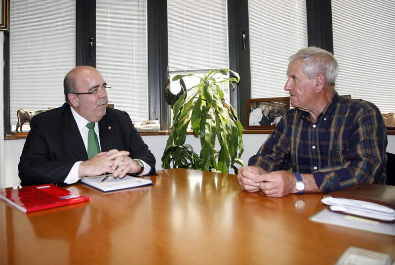 Momento de la reun?n entre el consejero Oria y el alcalde de Herrer?as