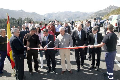 Revilla corta la cinta inaugural de la nueva carretera Puente El Arrudo-Sobrelape?a