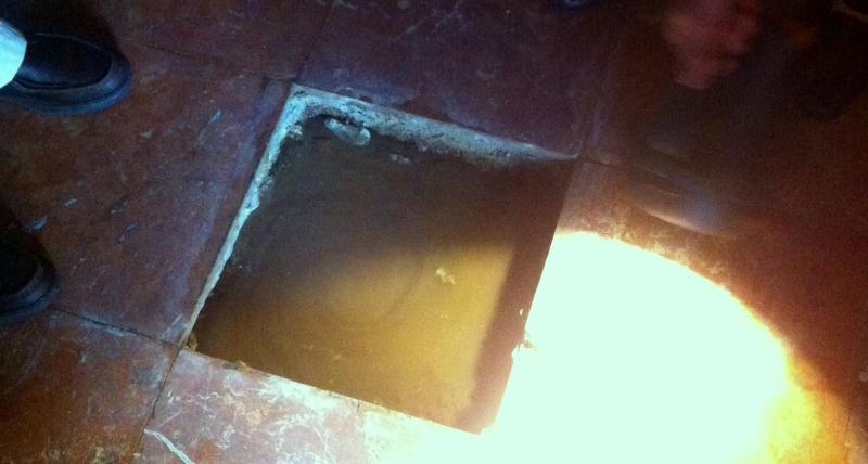 Agua en el suelo de una de las casas afectadas