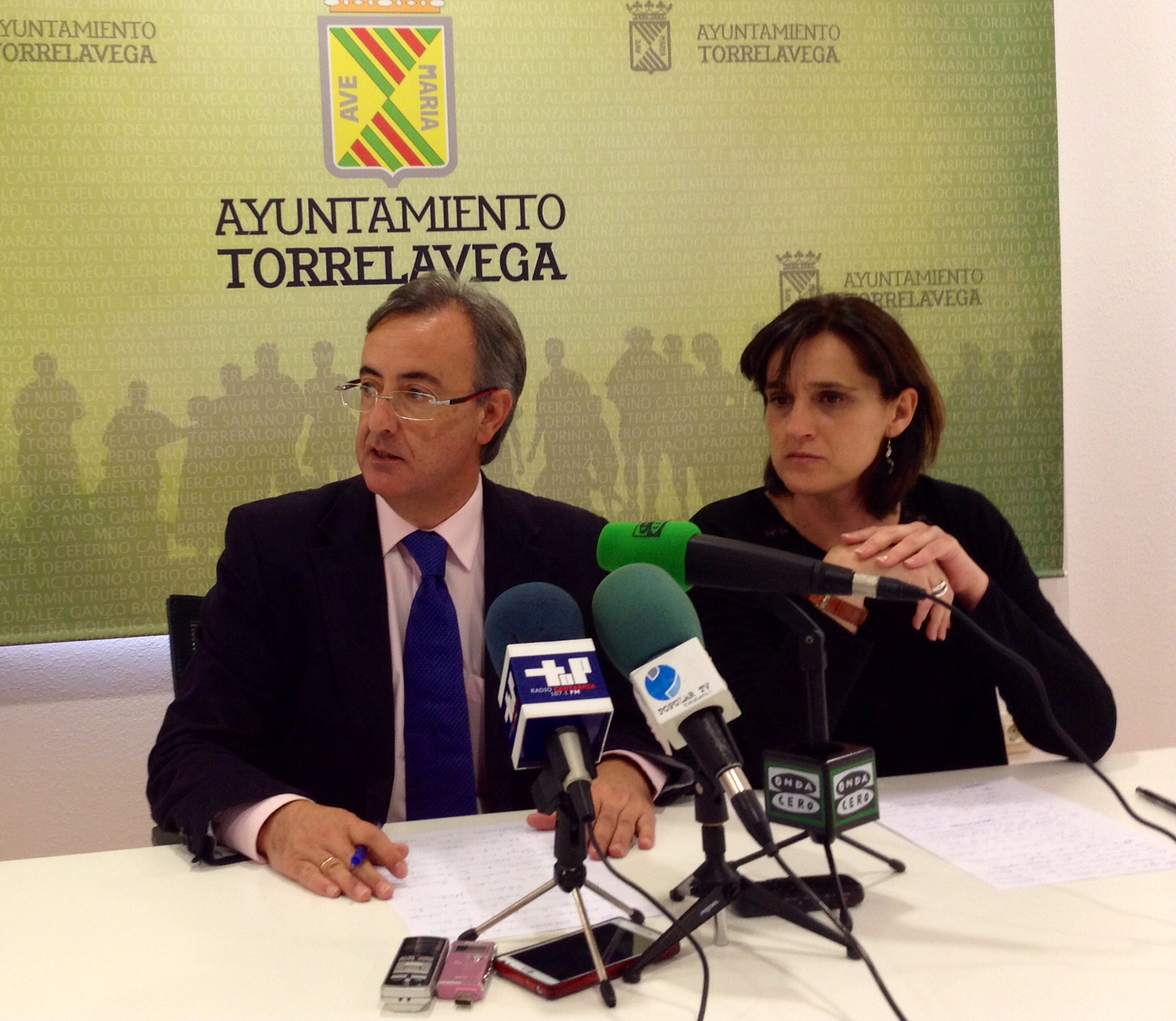 G. Carmona y Ruiz Salm?n en rueda de prensa