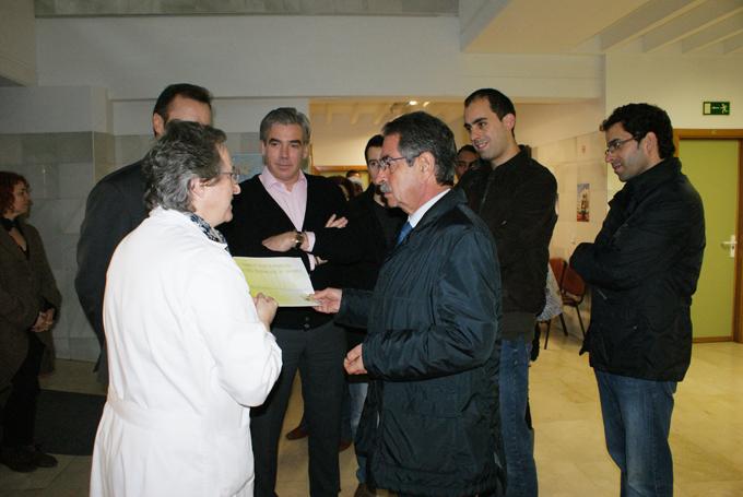 Revilla entrega a la responsable de la Cocina Econ?mica un documento acreditativo de la donaci?n del PRC