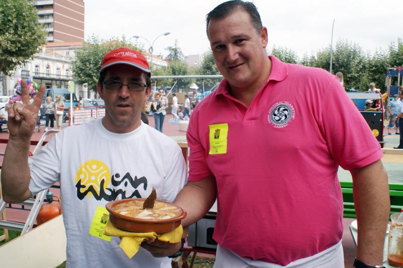 F?lix Fern?ndez y Ricardo Lombera con el plato de marmita que presentaron a concurso