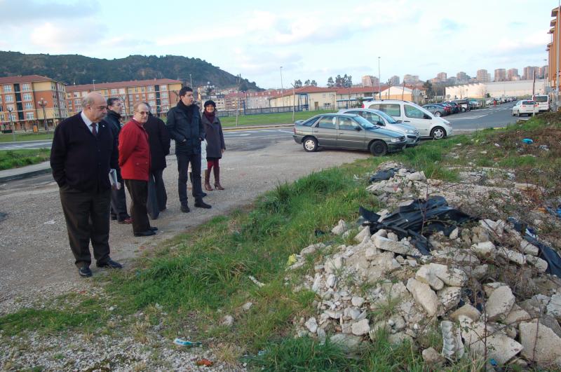 Concejales PRC y vecinos comprueban el estado suciedad de la zona