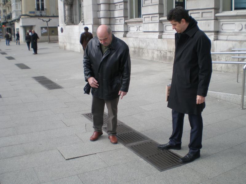 Francisco Sierra y Luis Herrera constatan los defectos m?s que evidentes en baldosas reci?n colocadas de algunas zonas de la Plaza del Ayuntamiento