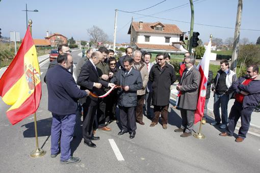 Miguel ?ngel Revilla en el momento de cortar la cinta inaugural de la nueva carretera de Suesa