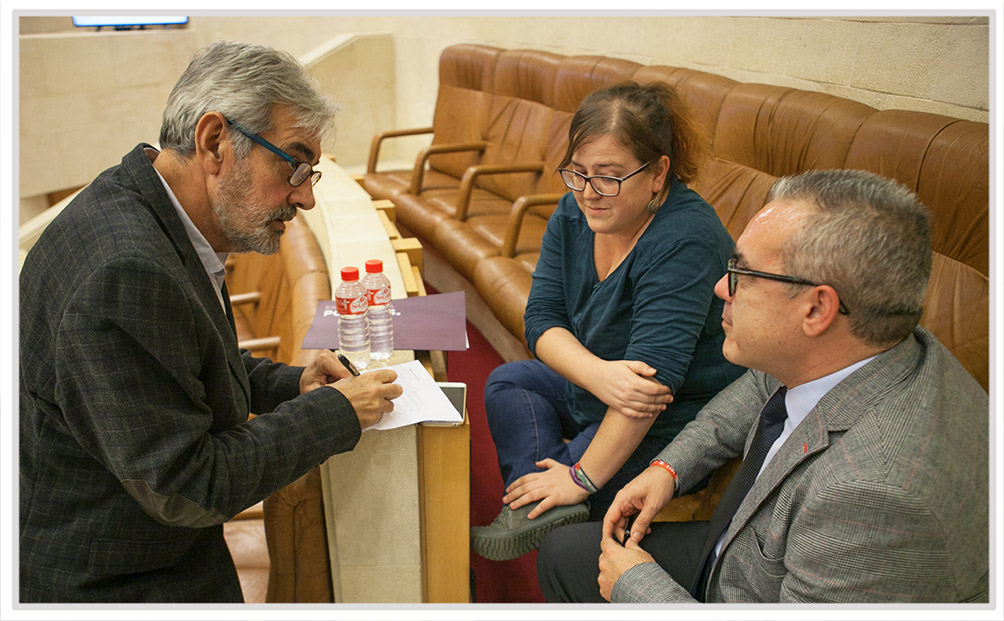 El portavoz regionalista, Pedro Hernando, conserva antes del inicio de la sesión plenaria con los portavoces del PP, Eduardo Van den Eyden, y Podemos, Verónica Ordóñez. 