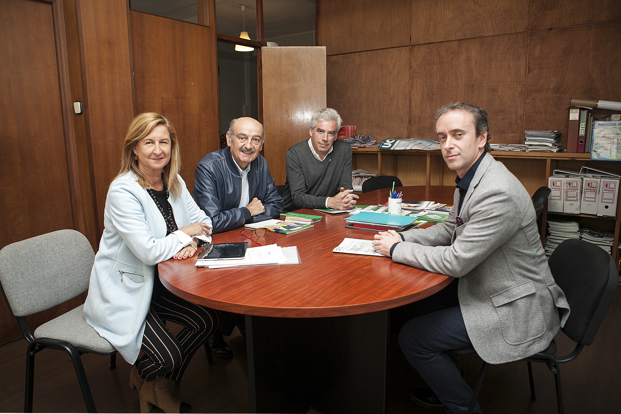 Fuentes-Pila y el diputado electo José María Mazón, en una reciente reunión con representantes de ATA Cantabria