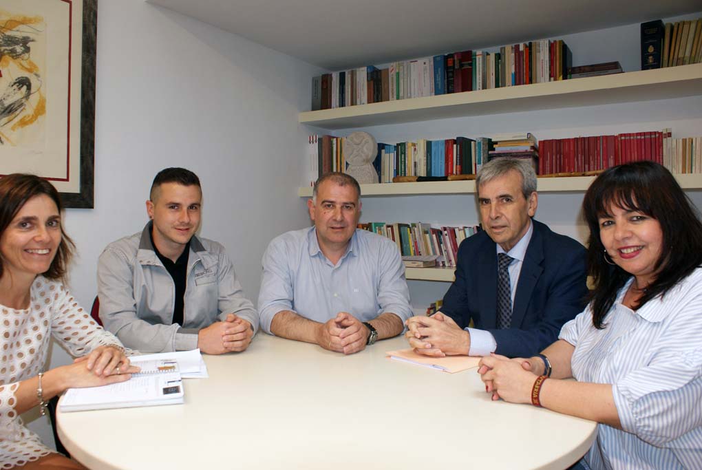 De izquierda a derecha, Paula Fernández, Josué Ruiz, Antonio Pérez, Rafael de la Sierra y Aurora Cuero.