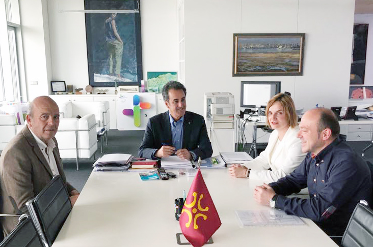 Los concejales regionalistas durante la reunión mantenida con el consejero de Industria e Innovación, Turismo y Comercio, Francisco Martín.